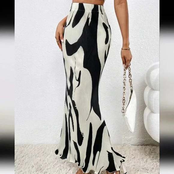 Graphic Print Mermaid Hem Skirt - Picture 2 of 7